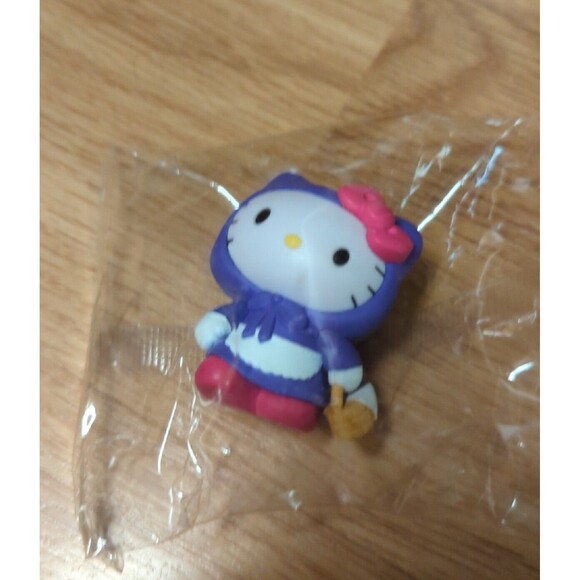Hello Kitty Little Red Riding Hood 2" Blind Bag Figure Sanrio Collectible Toy - Picture 1 of 4